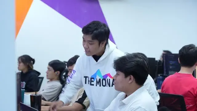 Anh Khánh Hùng đứng giữa đội ngũ MONA